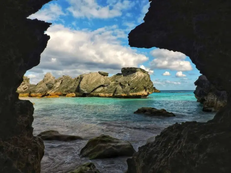 Rocky cove and turquoise water in Bermuda